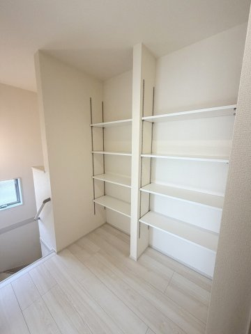 三郷市早稲田5丁目　新築戸建　全2棟　2号棟の収納|2階ホールに収納がたっぷりついてます