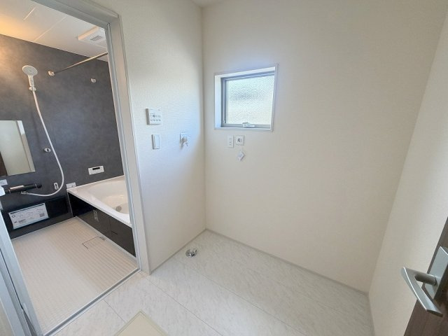 三郷市早稲田5丁目　新築戸建　全2棟　2号棟のランドリースペース|洗面所と脱衣所が分かれたタイプです
