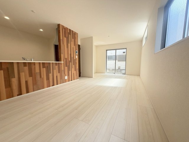 三郷市早稲田5丁目　新築戸建　全2棟　2号棟の居間・リビング|家族団らんで過ごすリビングは19.5帖の広さを確保