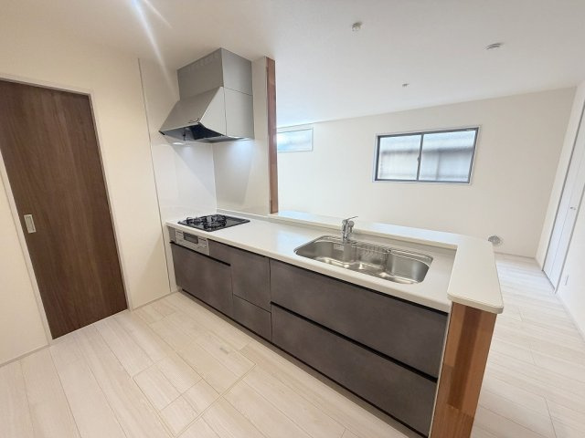 三郷市早稲田5丁目　新築戸建　全2棟　2号棟のキッチン|会話の弾む対面システムキッチンです