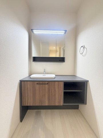 三郷市早稲田5丁目　新築戸建　全2棟　2号棟の独立洗面台|作業台が広く朝の準備も快適です