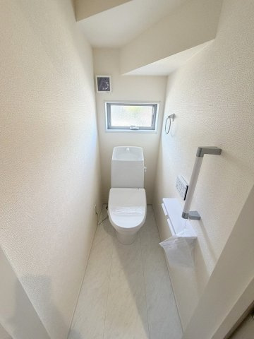 三郷市早稲田5丁目　新築戸建　全2棟　2号棟のトイレ|1階のトイレです