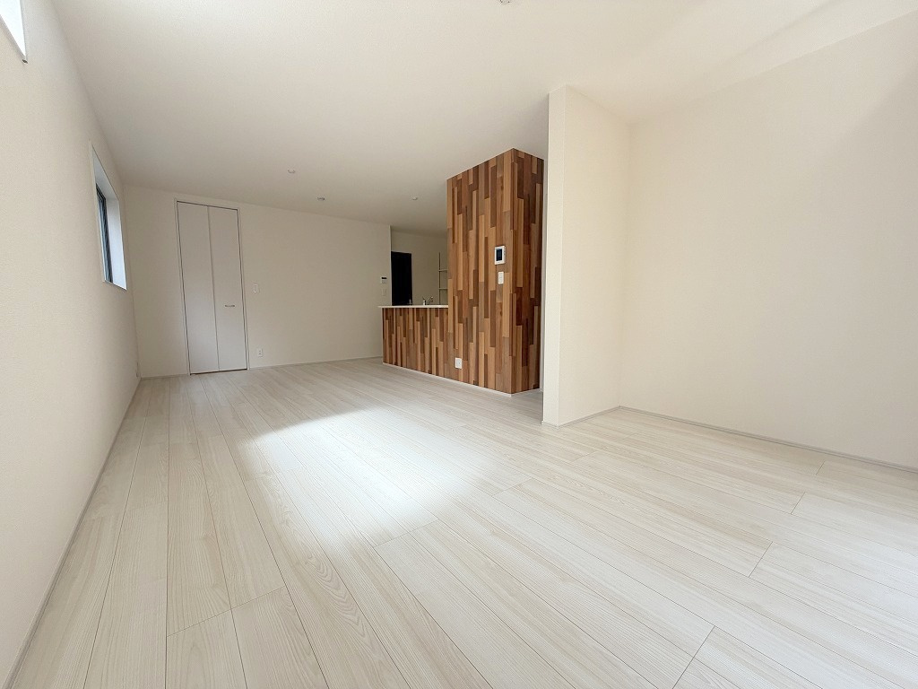 三郷市早稲田5丁目　新築戸建　全2棟　2号棟の洋室|ソファやダイニングセットを置いてもゆとりのあるリビング19.5帖