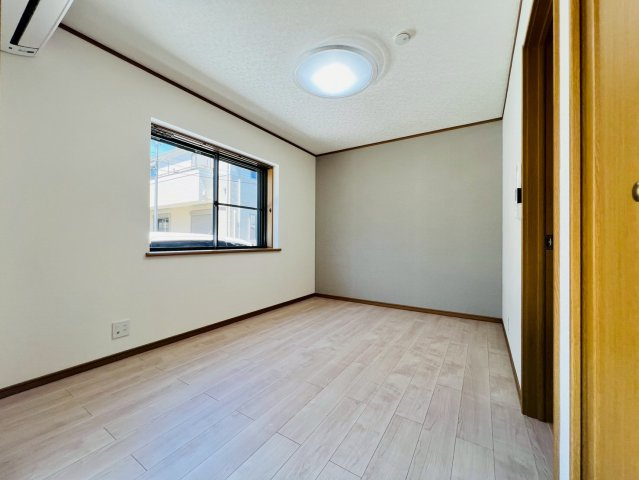 【洋室】 | 練馬区下石神井２丁目　中古戸建て | 明るく落ち着いた雰囲気で、使い勝手の良い洋室です