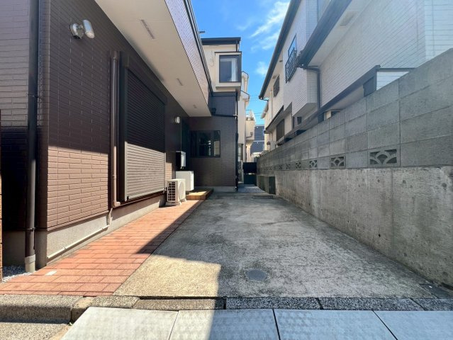 【駐車場】 | 練馬区下石神井２丁目　中古戸建て | ゆとりある駐車スペース付きで、車の出し入れもスムーズです