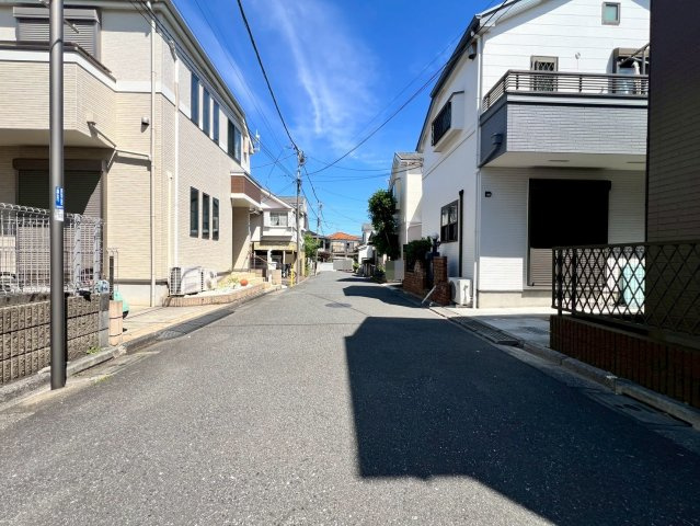 【前面道路含む現地写真】 | 練馬区下石神井２丁目　中古戸建て | 落ち着いた住宅街の一角、ゆったり過ごせる住環境になります
