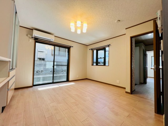 【居間・リビング】 | 練馬区下石神井２丁目　中古戸建て | 光が差し込む開放的な空間で、心地よく過ごせるLDKです