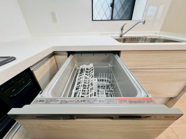 【キッチン】 | 練馬区下石神井２丁目　中古戸建て | 家事の時短に役立つ、うれしい食洗機を完備しています