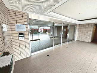 【エントランス】 | マンションのエントランスです。
