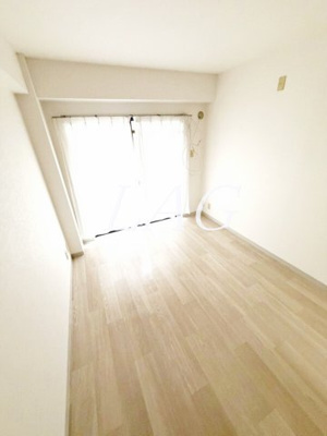 【居間・リビング】 | キャッスル向ヶ丘 | 洋室のお部屋です。