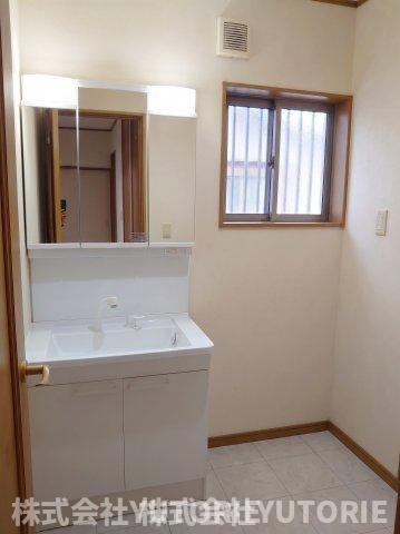 厚木市船子　角区画並列2台Ｐ4LDKの独立洗面台|居住中家具消去しています