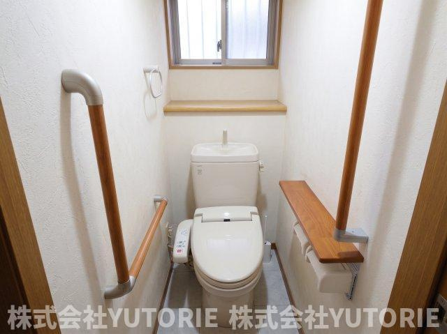 厚木市船子　角区画並列2台Ｐ4LDKのトイレ|居住中家具消去しています
