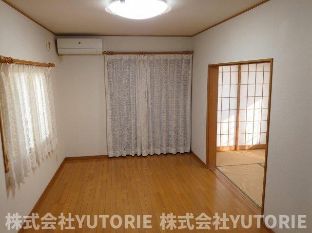 厚木市船子　角区画並列2台Ｐ4LDKの居間・リビング|居住中家具消去しています