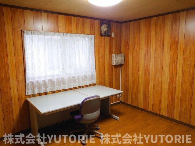 厚木市船子　角区画並列2台Ｐ4LDKの洋室|ﾘﾋﾞﾝｸﾞ前のｴｱｺﾝ付多目的創作室♪居住中家具消去しています