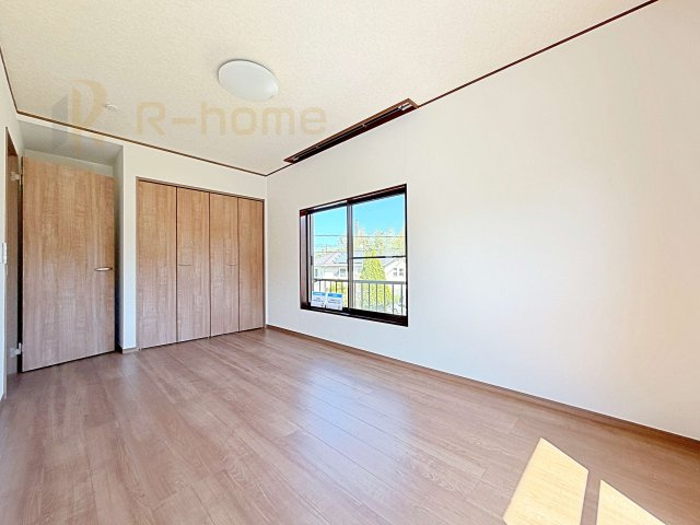 桜川市青柳　中古戸建ての洋室|どんな部屋家具も合わせやすいシンプルな洋室！
たっぷりの日差しと心地よい風が舞い込む住まい♪