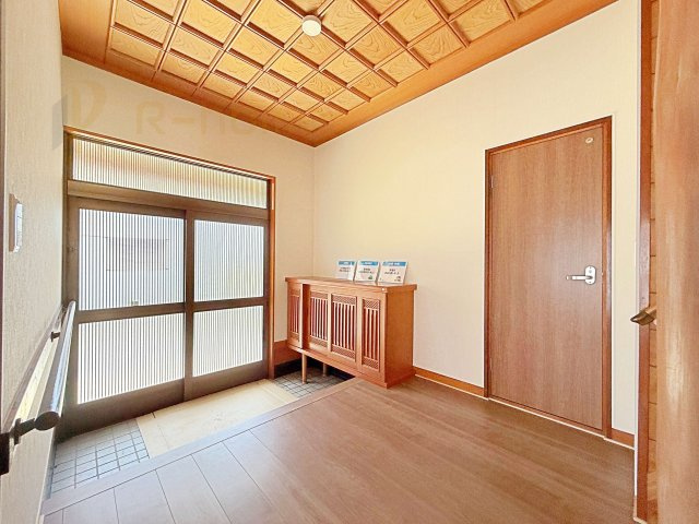 桜川市青柳　中古戸建ての玄関|気持ちよくご家族やゲストを送迎できる広々とした玄関♪