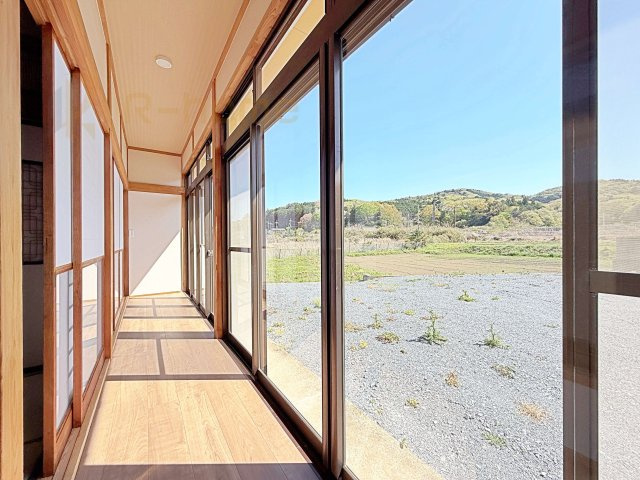桜川市青柳　中古戸建ての内装|暖かい日差しが差し込む縁側！日向ぼっこができる憩いの場です♪