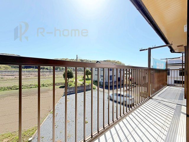 桜川市青柳　中古戸建てのバルコニー|3部屋から出入り可能な広いベランダ！洗濯物もよく乾く南向きです♪