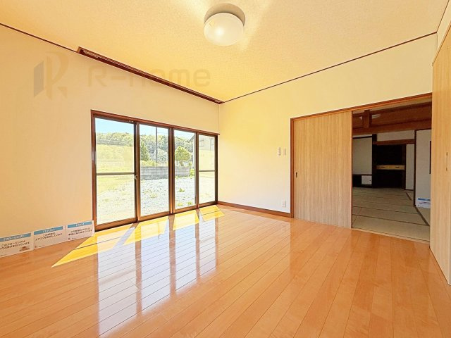 桜川市青柳　中古戸建ての居間・リビング|広々とした余裕のあるリビングです♪窓から自然光が差し込む明るい空間！