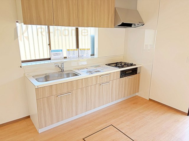 桜川市青柳　中古戸建てのキッチン|2025年9月交換済みのシステムキッチン！3口コンロでお料理もはかどります♪