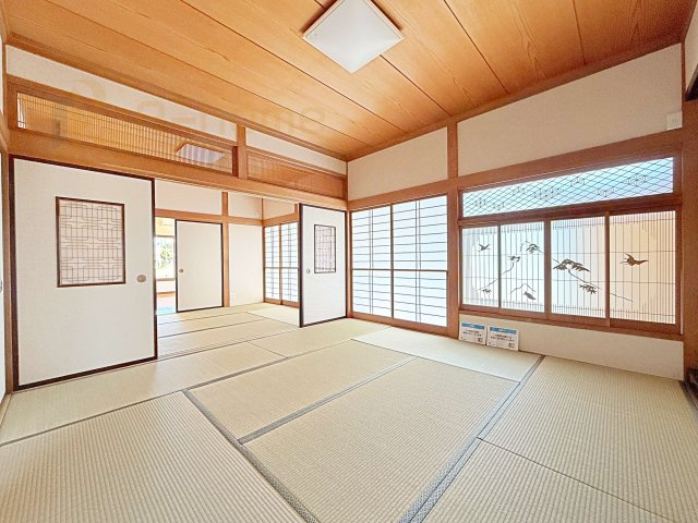 桜川市青柳　中古戸建ての和室|縁側と繋がる明るい自然光が差し込む和室！隣接する和室と繋げてさらなる大空間に♪