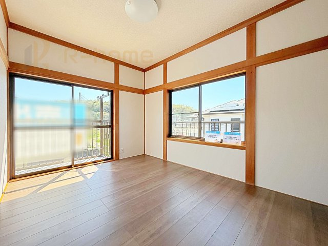 桜川市青柳　中古戸建ての洋室|2面窓の風通しの良い洋室です♪差し込む暖かな陽当たりで、室内がくつろげる空間に早変わりです♪