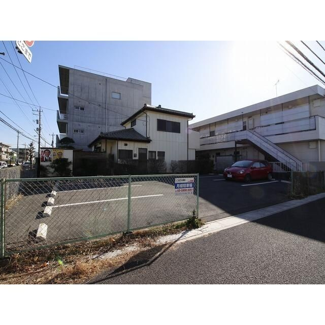 グランド東大宮の駐車場