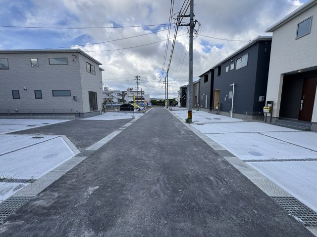 うるま市前原（全10棟）1・2・3・5・6号棟の前面道路含む現地写真|※中央側4.5m道路♪