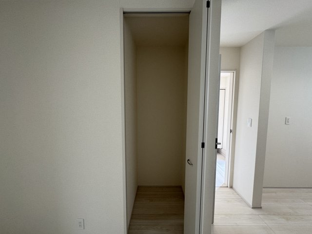 うるま市前原（全10棟）1・2・3・5・6号棟の収納|3号棟　リビング収納付き♪
