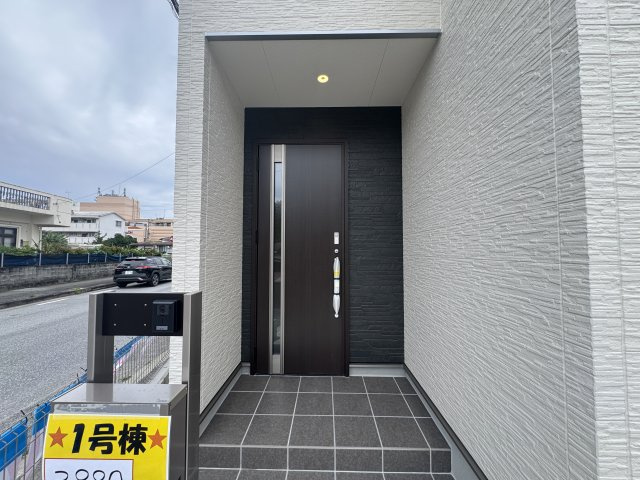 うるま市前原（全10棟）1・5棟の玄関|1号棟　スマートキー付き♪