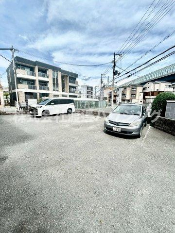 Yシャトレーヌの駐車場