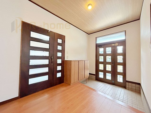 古河市新久田　中古戸建ての玄関|気持ちよくご家族やゲストを送迎できる広々とした玄関♪