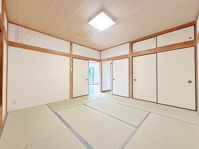 古河市新久田　中古戸建ての和室|14帖洋室に隣接する8帖の畳スペース！洋室と廊下から出入り可能です♪