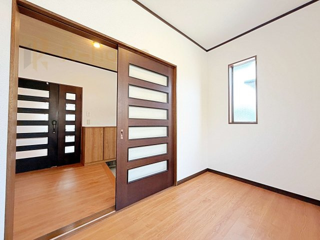古河市新久田　中古戸建てのその他|使い勝手の良い1階納戸！玄関入ってすぐにある便利な空間です♪