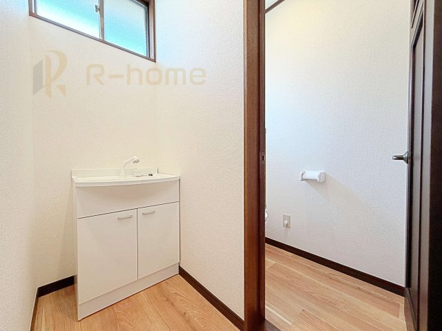 古河市新久田　中古戸建ての洗面所|2階トイレ横に便利な手洗い場！家族の健康を守る嬉しい設備です♪