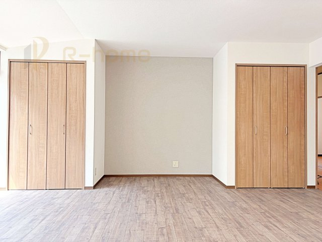 古河市新久田　中古戸建ての収納|掃除道具などの収納に便利なリビングクローゼット♪共有スペースの収納はあると便利です！