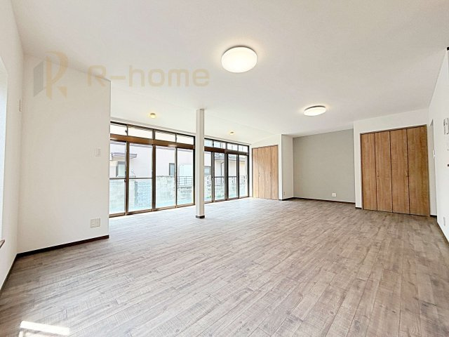 古河市新久田　中古戸建ての居間・リビング|開放感のあるリビングには収納スペースもあり、ゆったりした空間を保てます♪