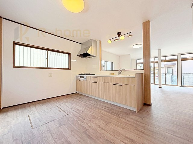 古河市新久田　中古戸建てのキッチン|広いキッチンでお料理を楽しめます！コミュニケーションがとりやすい対面式システムキッチン。