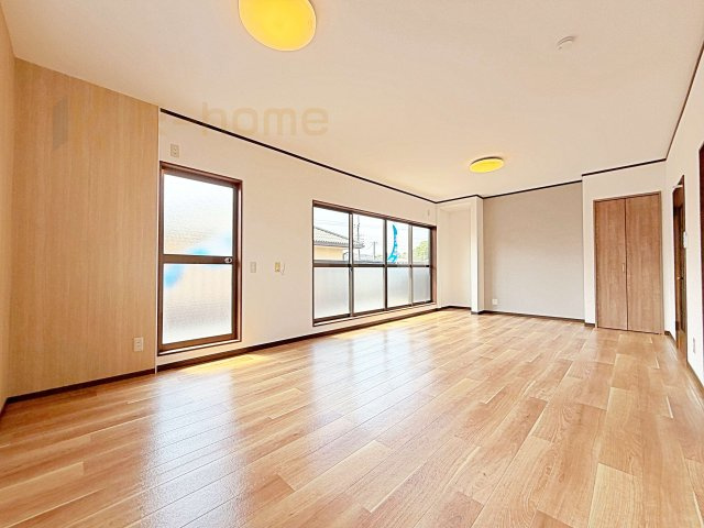 古河市新久田　中古戸建ての洋室|どんな部屋家具も合わせやすいシンプルな洋室！
たっぷりの日差しと心地よい風が舞い込む住まい♪