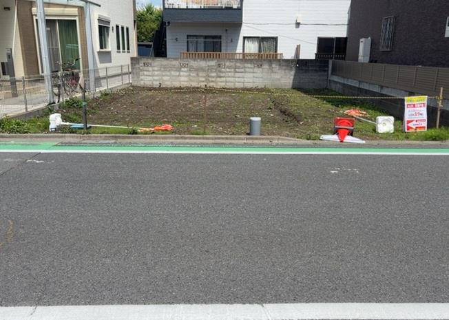 【前面道路含む現地写真】 | 住宅用の土地では前面道路に2m以上接していなければならないと法律で定められています。しかし、お持ちの車のサイズやライフスタイルなどにより、2mでは利便が悪い場合もございますので、事前に確認しましょう。