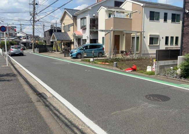 【前面道路含む現地写真】 | お持ちの車種によっては前面道路が広い方が便利でしょう。しかし、前面道路が広ければその分交通量が多くなるため、騒音などが気になる場合があります。実際に現地を見学し、周辺交通量や騒音などを確認しましょう！
