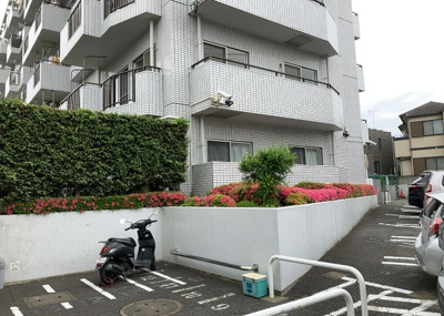 【庭】 | 三協・鶴間ガーデンハウス | 物件によっては、入居者が個人的に使用できる専用庭がついているものもあります。また、住宅の中にある土間の部分を庭と呼ぶこともあります。庭の用途は住む人によって変わり、それによってデザインもさまざまです。