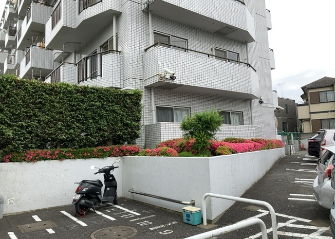 【庭】 | 三協・鶴間ガーデンハウス | 物件によっては、入居者が個人的に使用できる専用庭がついているものもあります。また、住宅の中にある土間の部分を庭と呼ぶこともあります。庭の用途は住む人によって変わり、それによってデザインもさまざまです。