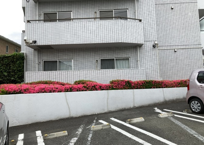 【中庭】 | 三協・鶴間ガーデンハウス | 中庭（パティオ）とは、一つの建築物の内部に設けられた、壁などで囲われている庭のことを指します。コの字型、ロの字型が主流ですが、L字型の中庭もあります。最近では、インテリア性の高さからも人気があります。