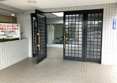 【エントランス】 | 三協・鶴間ガーデンハウス | マンションのエントランスには、もともと風よけや防犯の役割がありますが、マンションによって宅配ボックスなどの設備が備わっている所もあります。日々の生活をイメージしながら生活しやすさをチェックしましょう。