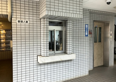 【受付】 | 三協・鶴間ガーデンハウス | 受付はマンションコンシェルジュがいる場合もあれば、管理人が滞在する小部屋を総称して呼ぶことがあります。主にエントランスに設置されていることから、防犯面でも期待ができます。防犯設備がない場合はより安心！