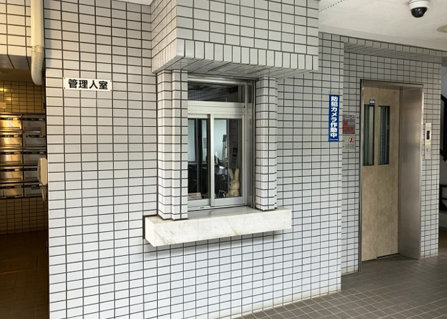 【受付】 | 三協・鶴間ガーデンハウス | 受付はマンションコンシェルジュがいる場合もあれば、管理人が滞在する小部屋を総称して呼ぶことがあります。主にエントランスに設置されていることから、防犯面でも期待ができます。防犯設備がない場合はより安心！