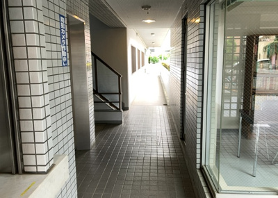 【その他共用部分】 | 三協・鶴間ガーデンハウス | 共用部分は、一棟の建物に住む区分所有者全員が共同で所有するとし、共用部分の管理、補修などは、区分所有者で形成される管理組合が行います。個人の判断で勝手に変更することはできませんので覚えておきましょう。