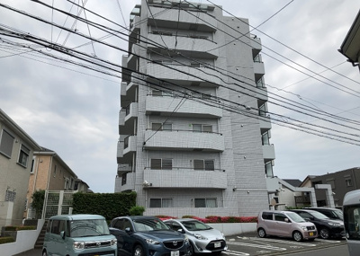 【外観】 | 三協・鶴間ガーデンハウス | 隣家の土地はどうなっているのか、生活利便施設が近くにあるのか、学校まで近いかなど、お客様のライフスタイルにあわせたイメージが重要です。また、近くにあると困る施設が近くにないかも確認するといいでしょう。