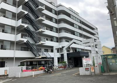 【現況写真】 | 三協・鶴間ガーデンハウス | 道幅が広い場所は日当たりや風通が良好です。幅が広いのですれ違いも可能ですし大きな車でも駐車可能！一方で、大型車が通ることも多くなるため交通量の増加により騒音に繋がります。また土地の値段が高くなります。